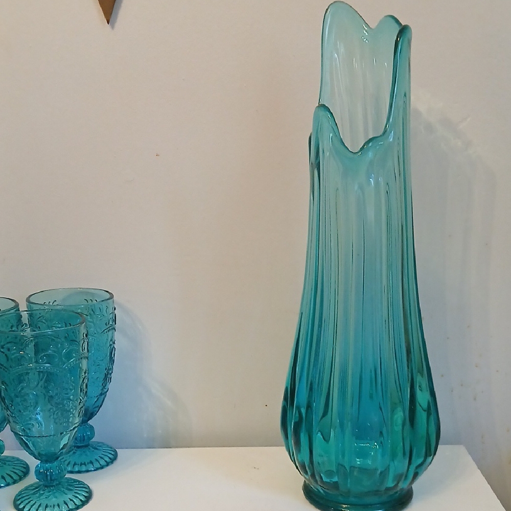 Elegant Blue Glass Vase - Picture 3 of 5
